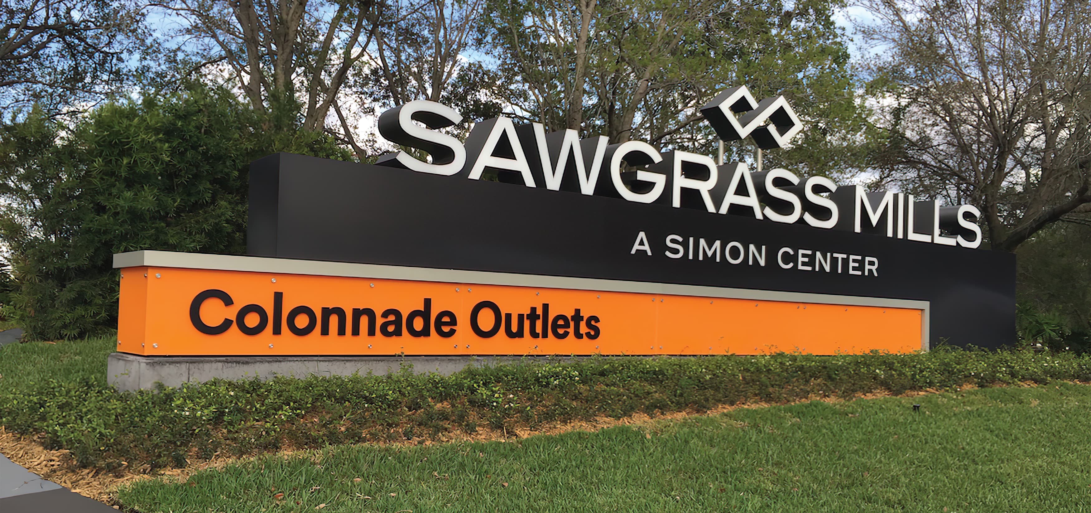 RSM Design worked to develop wayfinding signage, environmental graphics, and placemaking elements for Sawgrass Mills, a Simon Center located in Sunrise, Florida. Project Identity Monument.