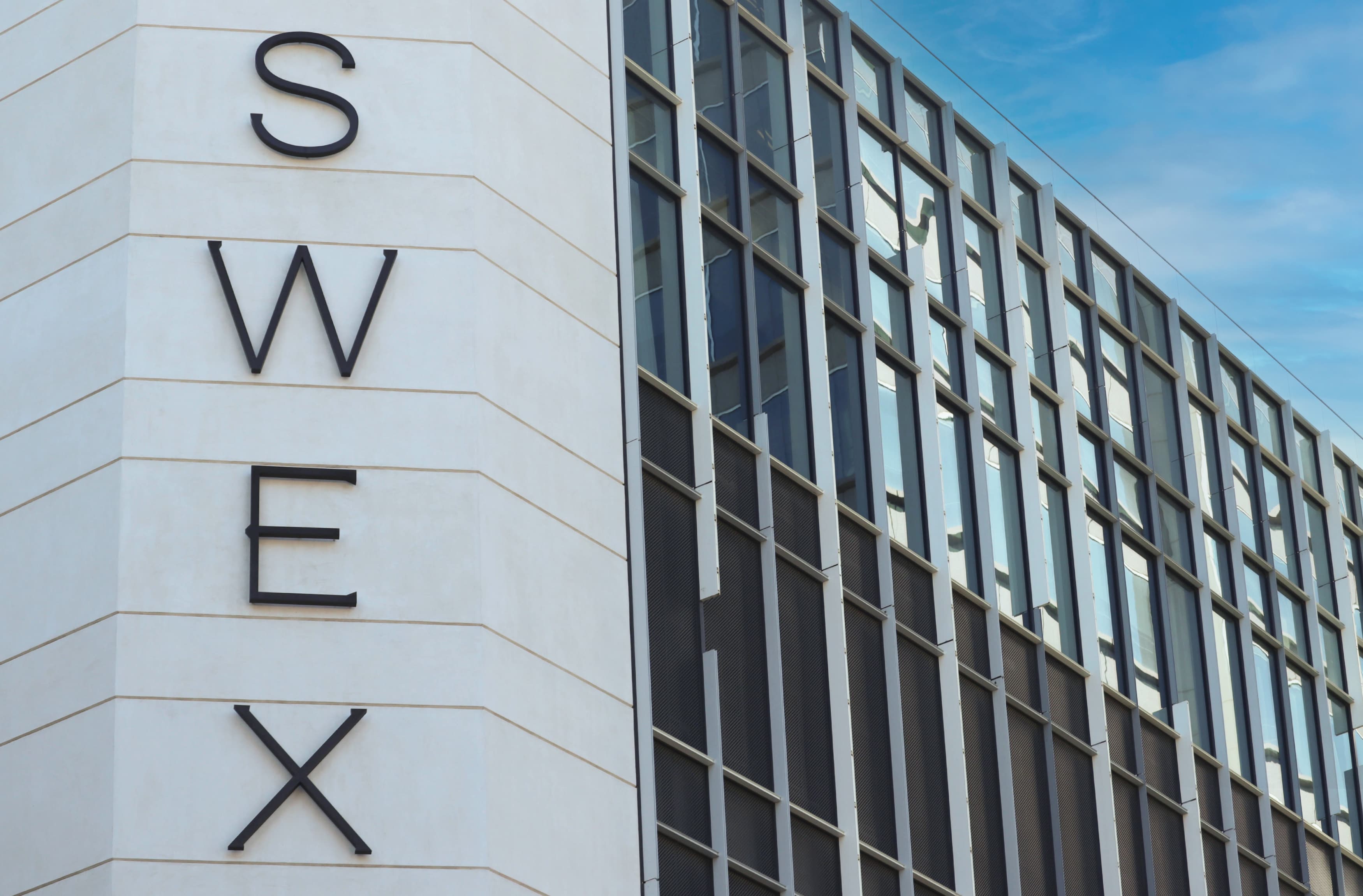 Image of the outside of the Hotel Swexan in Dallas, Texas. Wayfinding signage by RSM Design. 