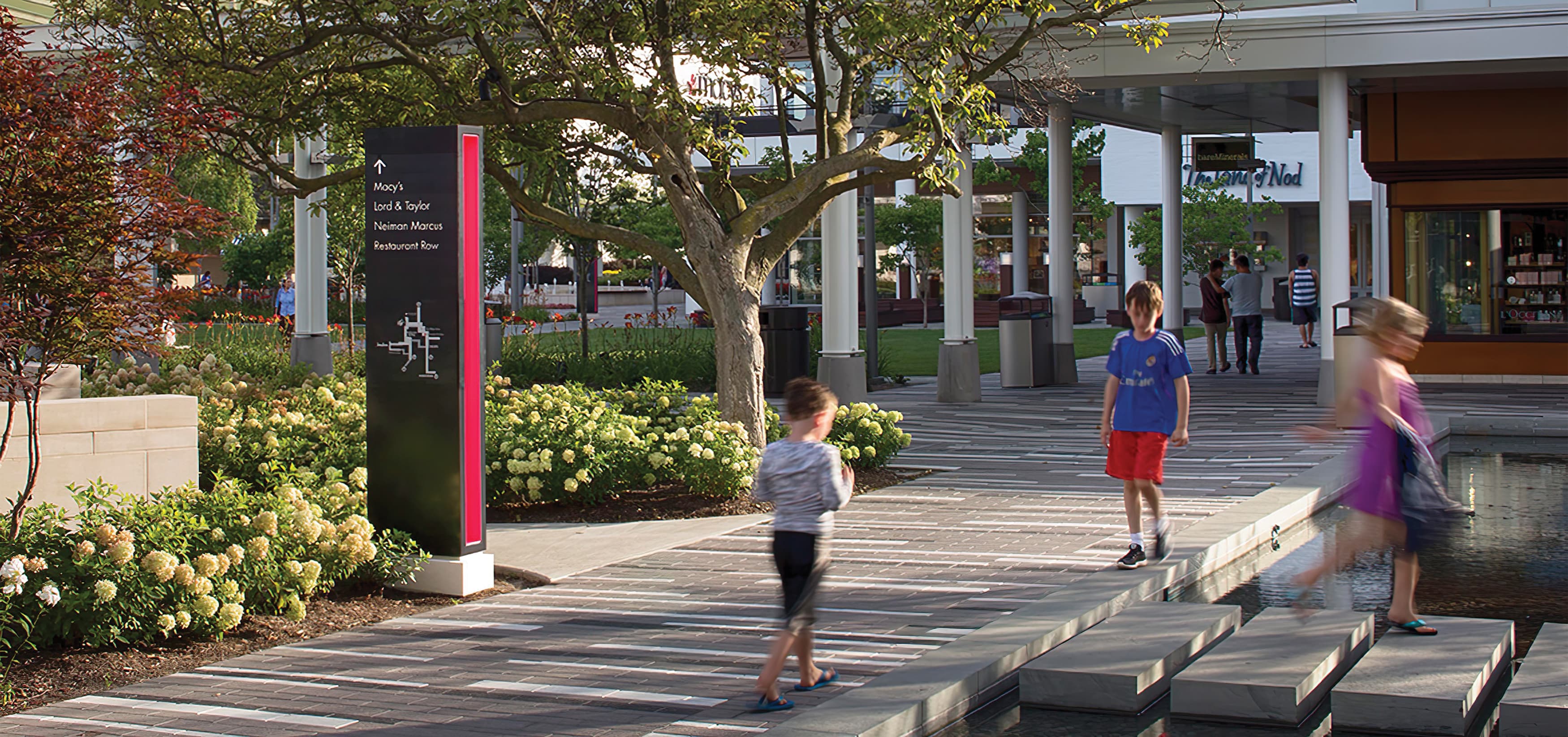 Oakbrook Center, a mixed-use shopping center in Oakbrook, Illinois. Project Wayfinding Signage.