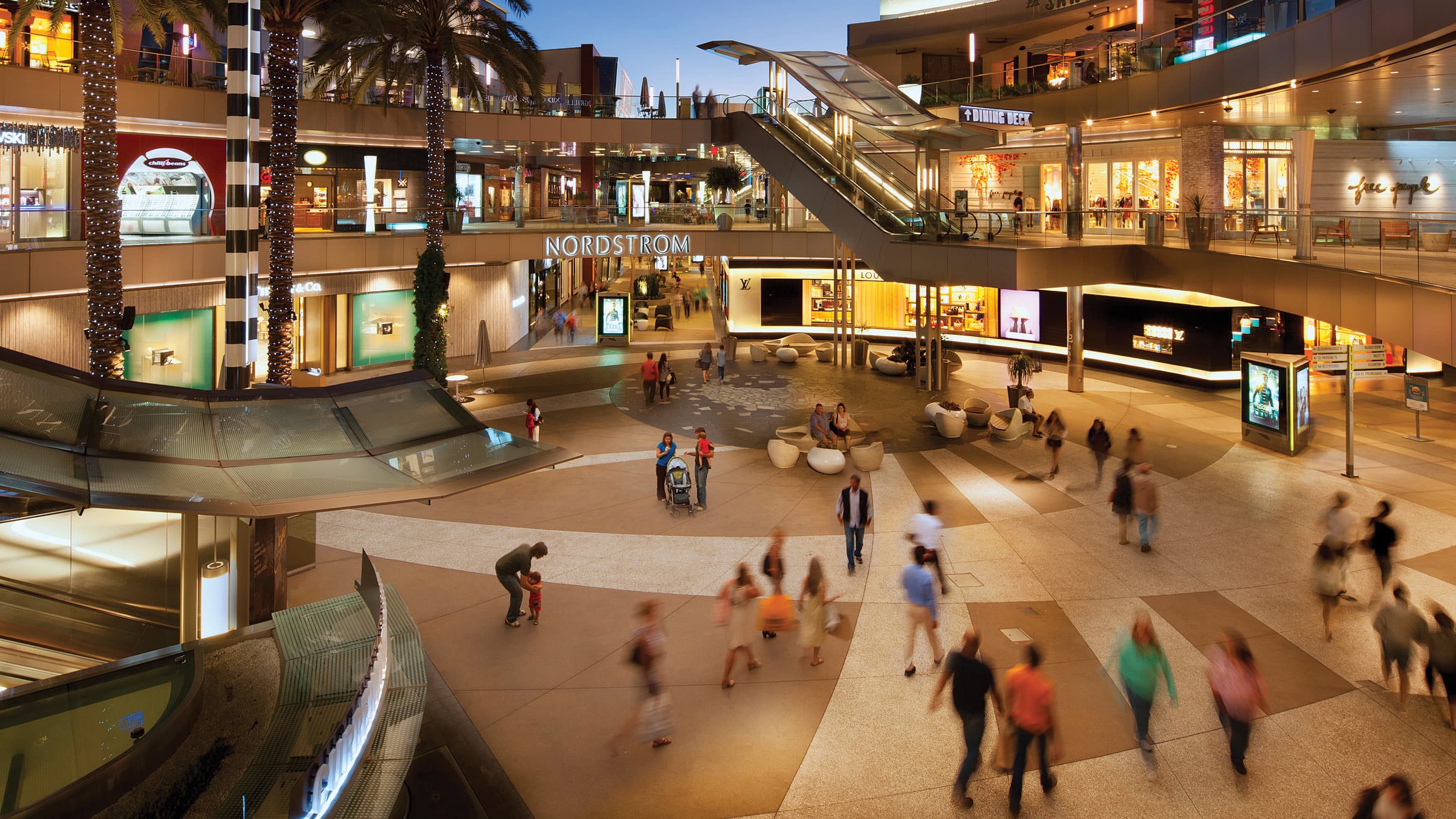 Image of people walking around and shopping at Santa Monica Place.