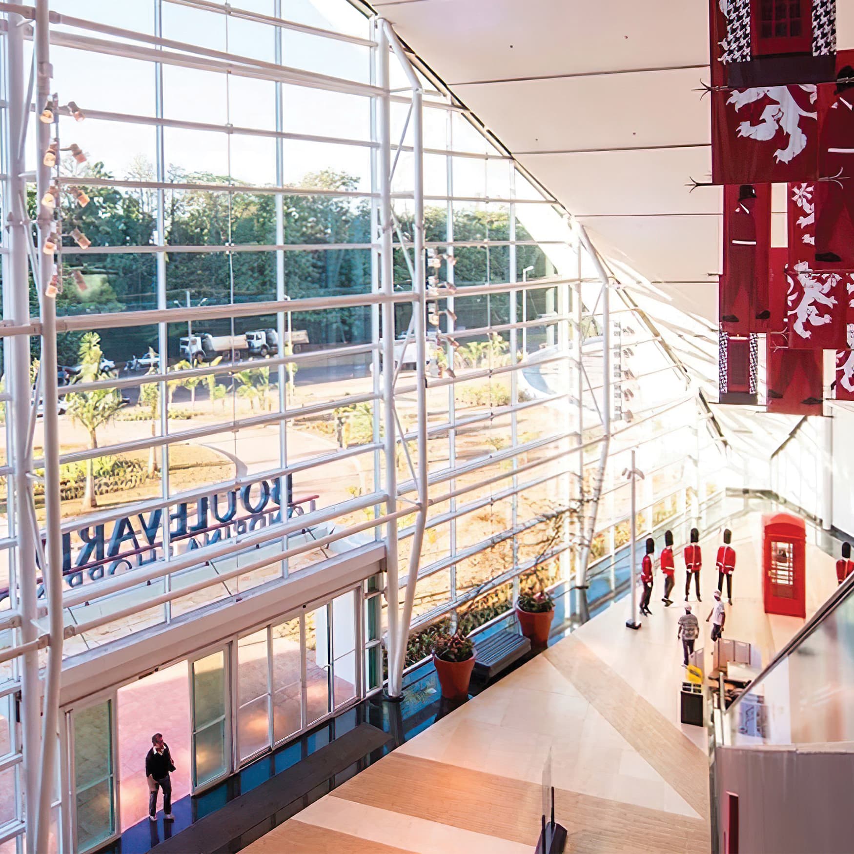 An interior photograph of the entry to the Boulevard Londrina Foodhall.