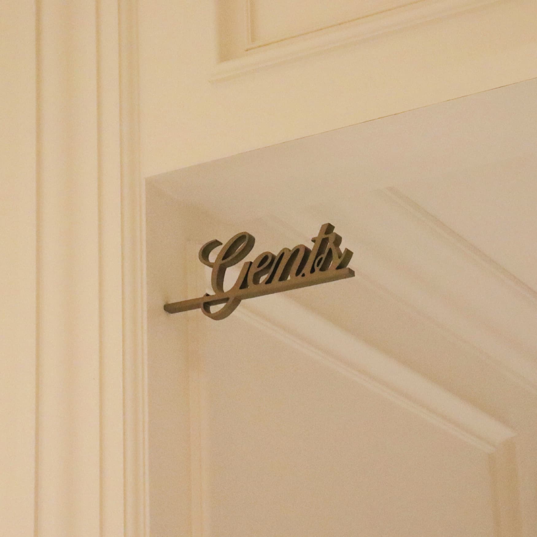 Image of the signage for the gentlemen's men's room at the Hotel Swexan. 
