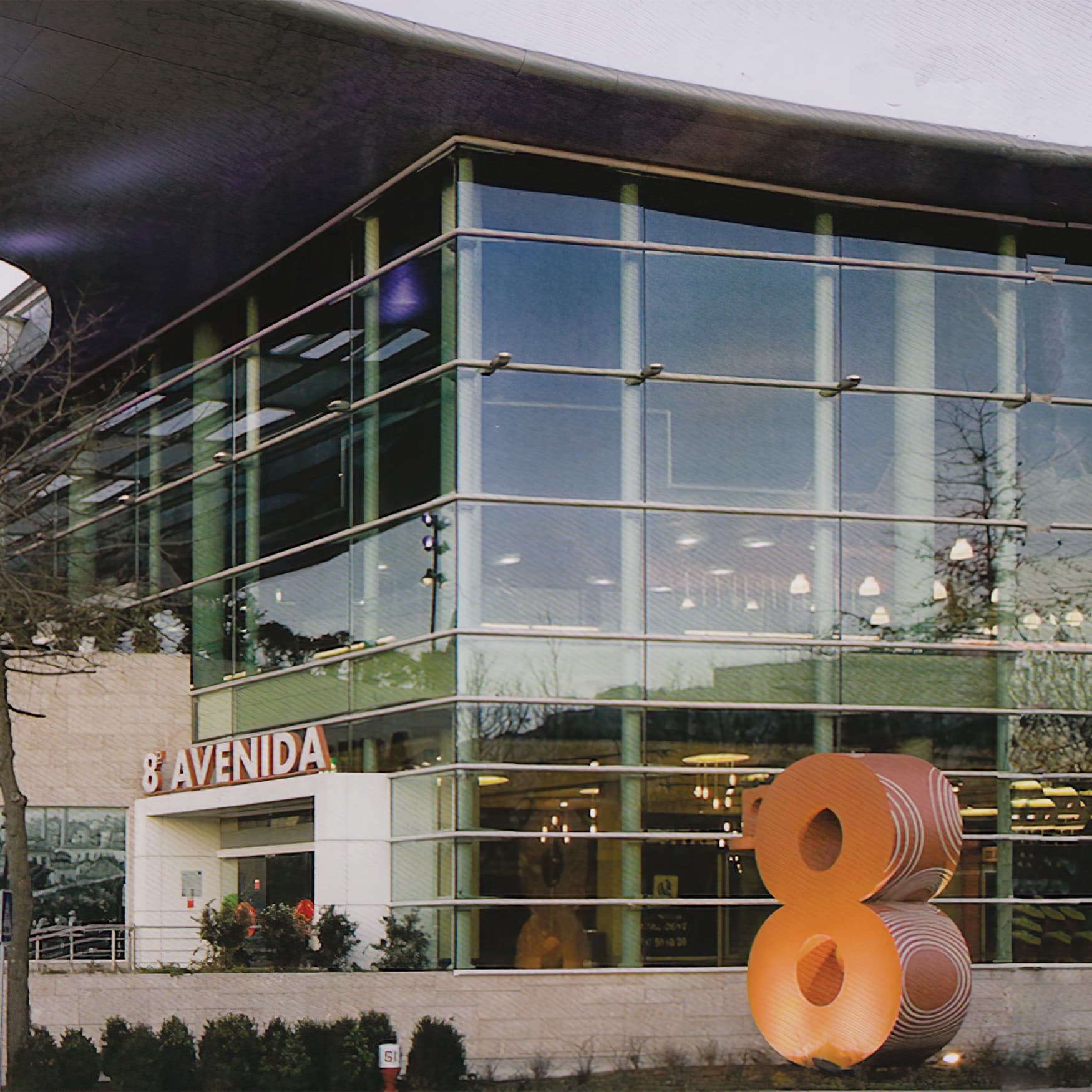 8 Avenida monument identity with project's modern architecture in the background