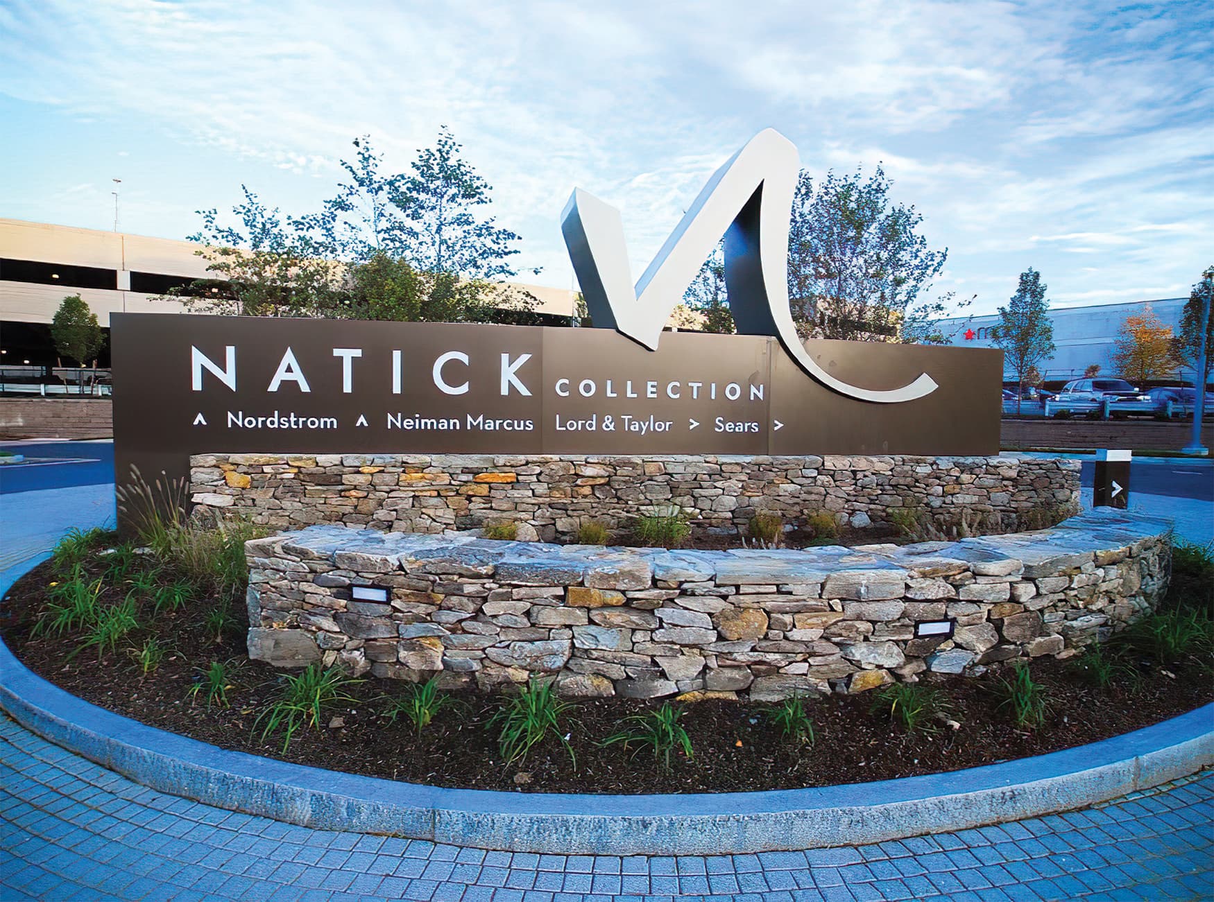 Natick Collection, New England's largest mixed-use retail destination, commissioned RSM Design to create a brand identity as well as a placemaking, identity, and wayfinding features. Project Identity Monument. 